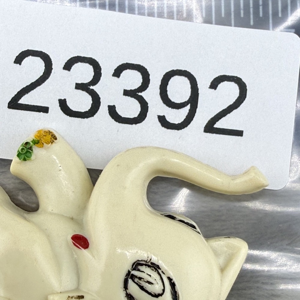Vintage Estate Elephant Brooch White Floral Painted Plastic Pin 2in - Picture 7 of 7